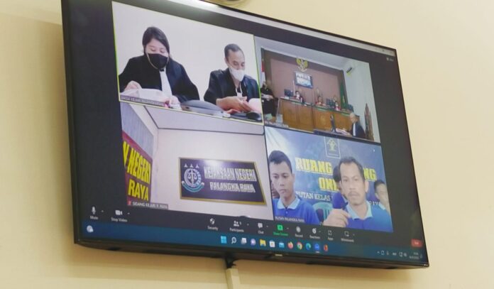 TUNTUTAN : Empat terdakwa pembunuhan bos vape saat menjalani persidangan secara virtual dengan agenda tuntutan, Rabu (16/11/2022).