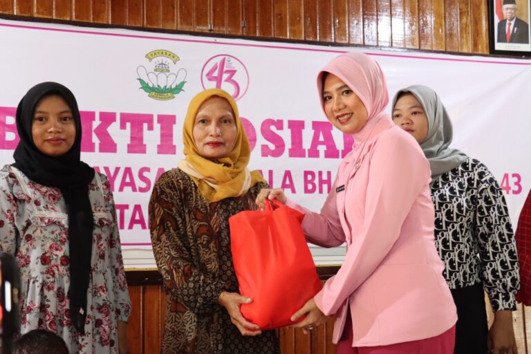 BAKSOS : Ketua YKB, Ny. Dwi Yusfandi saat memberikan bantuan, di Barsel.