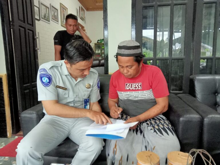 Jasa Raharja Serahkan Santunan Korban Tabrakan Daihatsu Ayla dan Tronton di Kumai