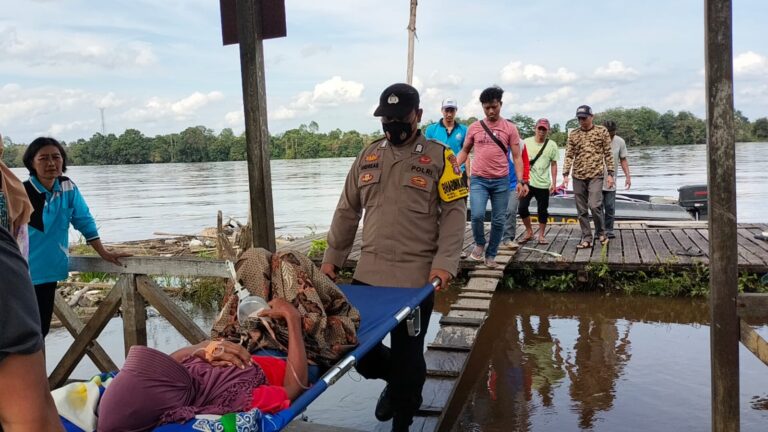 Personel Polsek Dushil Dengan Layanan Anjeli Bantu Antar Masyarakat Yang Sakit