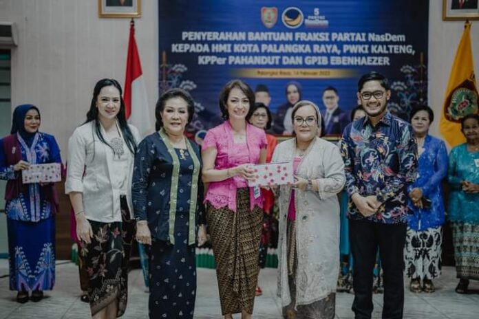 BANTUAN KEAGAMAAN: Wakil Ketua II DPRD Kalteng, Faridawaty Darland Atjeh ketika memberikan bantuan