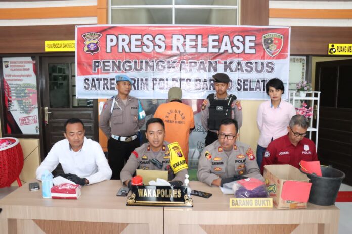 fdfcccef-4eb5-4373-b957-2cece3aa00f3 PENGUNGKAPAN: Wakapolres Barsel, Kompol Johari Fitri Casdy ketika melakukan press rilis pengungkapan penemuan mayat bayi, Jumat (10/2/2023), di Polres setempat. (foto:ist)