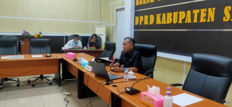 Dewan Minta Dinkes Rancang Program Kesehatan RAPAT: Ketua DPRD Kabupaten Seruyan, Zuli Eko Prasetyo saar memimpin rapat,belum lama ini. (foto:apr)
