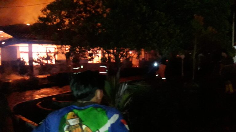 BERKOBAR : Tampak bangunan Gedung LPPM UPR berkobar dilalap si jago merah, Rabu (22/3/2023). (foto:ist)