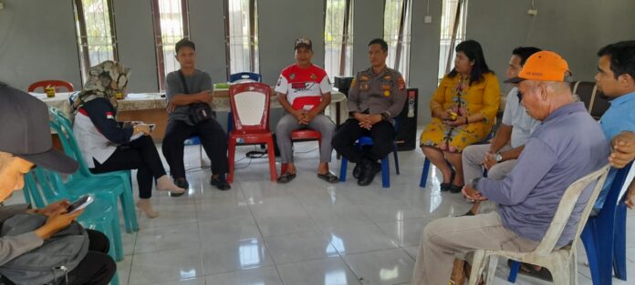 6c619346-85d4-4e0d-9eaa-c823ee3c8ef7 DISKUSI: Pimpinan Managemen perusahaan PT SLS, pemerintah desa dan perwakilan dari Polsek Dusun Timur saat mengelar diskusi, diaula desa Dorong, Kecamatan Dusun Timur, Rabu (22/3/2023). (foto:ist).