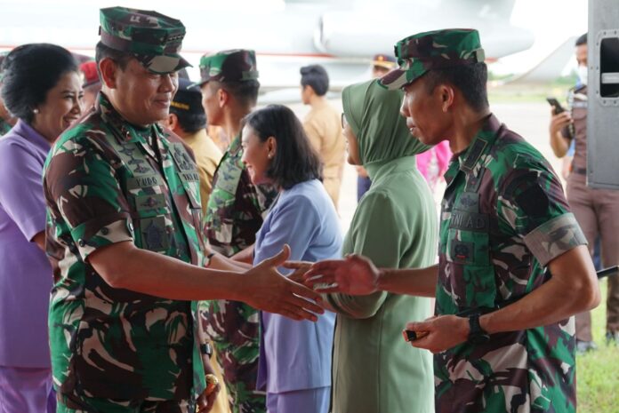PENYAMBUTAN : Dandim 1016 Palangka Raya, Letkol Czi Wiwid Wahyu Hidayat saat menyambut Panglima TNI, Laksamana TNI Yudo Margono, di VIP Bandar Udara Tjilik Riwut, Kamis (30/3/2023). (foto:ard)
