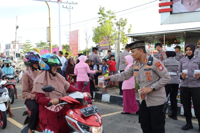 Berkah Ramadan, Polres Barsel Berbagi Takjil Gratis Untuk Masyarakat