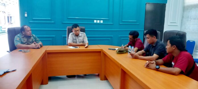 WAWANCARA: Kepala Kantor Agraria dan Tata Ruang/Badan Pertanahan Nasional (ATR/BPN) Kota Palangka Raya, Yono Cahyono (depan) ketika diwawancarai awak media, Selasa (28/3/2023). (foto:ist)