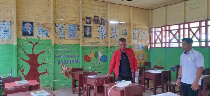 TINJAU LOKASI : Ketua DPRD Kabupaten Seruyan, Zuli Eko Prasetyo ketika meninjau kondisi sekolah di Desa Tanjung Rangas, Seruyan, belum lama ini.