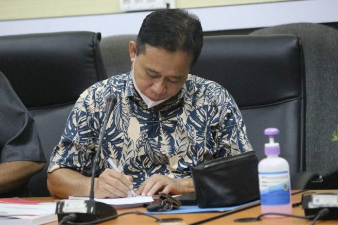 SERIUS : Anggota DPRD Kabupaten Seruyan, Bejo Riyanto tampak serius mengikuti rapat,Selasa (14/2/2023).
