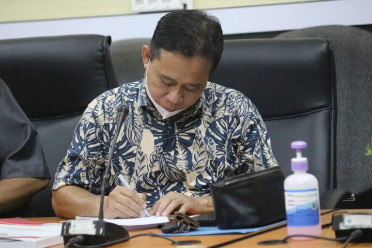 SERIUS : Anggota DPRD Kabupaten Seruyan, Bejo Riyanto tampak serius mengikuti rapat,Selasa (14/2/2023).