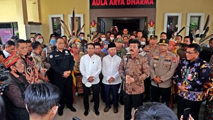 KONFERENSI PERS: Menteri ATR/BPN, Hadi Tjahjanto didampingi Gubernur Kalteng, Sugianto Sabran dan lainnya ketika konferensi pers, di depan Aula Arya Darma, Polda Kalteng, Jumat (24/3/2023). (foto:ard)