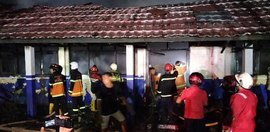 PEMADAMAN: Tim gabungan ketika berjibaku memadamkan api di SMAN 5 Palangka Raya, Jumat (10/3/2023) malam, sekitar pukul 20.07 WIB. (foto:supri)