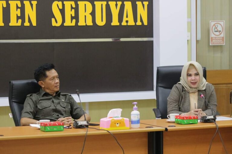 TERIMA KUNJUNGAN : Wakil Ketua I DPRD Kabupaten Seruyan, H. Bambang Yantoko ketika menerima perwakilan DPRD Tapin.