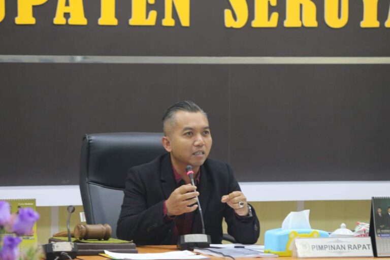 PARIPURNA : Ketua DPRD Kabupaten Seruyan, Zuli Eko Prasetyo pimpin rapat paripurna,belum lama ini.