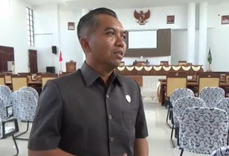 WAWANCARA: Ketua DPRD Kabupaten Seruyan, Zuli Eko Prasetyo saat diwawancarai awak media.