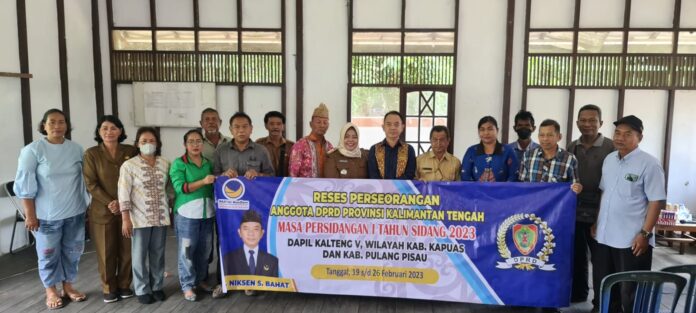 RESES PERSORANGAN: Anggota DPRD Kalteng, Niksen S Bahat ketika melakukan reses perseorangan di Kabupaten Kapuas dan Pulang Pisau,Jumat (3/3/2023). (foto:ist)