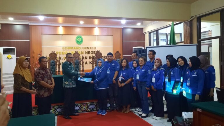 PERMOHONAN : Ketua DPC Partai Demokrat Palangka Raya, Umi Mastikah (kanan) menyerahkan surat permohonan bantuan perlindungan hukum ke Ketua Pengadilan Negeri Palangka Raya Agung Sulistiyono, di PN Palangka Raya, Kamis (6/4/2023). (foto:ard)