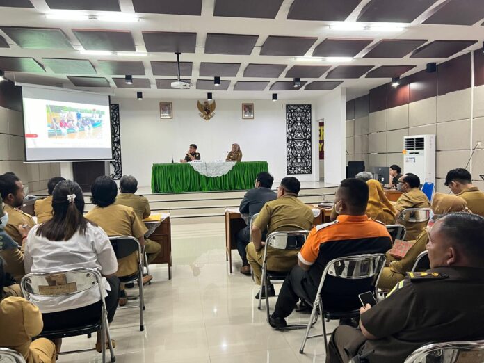 RAPAT : Rapat bersama beberapa SOPD Kota Palangka Raya yang dipimpin oleh Sekretaris Daerah Kota Palangka Raya dan dihadiri oleh Kepala Kejaksaan Negeri Palangka Raya, Andi Murji Machfud beserta beberapa pejabat Eslon IV di Aula Kejari Palangka Raya, Senin (10/4/2023). (foto:ard)