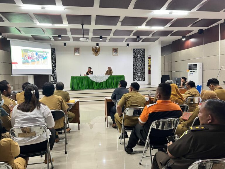 RAPAT : Rapat bersama beberapa SOPD Kota Palangka Raya yang dipimpin oleh Sekretaris Daerah Kota Palangka Raya dan dihadiri oleh Kepala Kejaksaan Negeri Palangka Raya, Andi Murji Machfud beserta beberapa pejabat Eslon IV di Aula Kejari Palangka Raya, Senin (10/4/2023). (foto:ard)