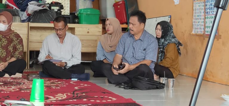 RESES : Anggota DPRD Kabupaten Seruyan, Benyamin Pasambe ketika melakukan reses,belum lama ini. (foto:ist)