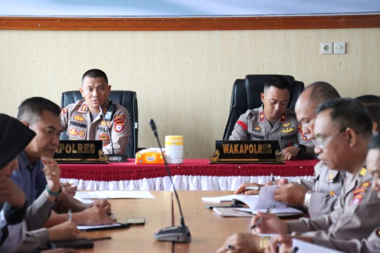 ATENSI : Kapolres BArsel, AKBP Yusfandi Usman saat menyampaikan atensi ketika melaksanakan Gelar Operasional dan Pembinaan Bulanan bertempat di Aula Pucuk Rebung Mapolres setempat, Selasa (4/4/2023) pagi. (foto:ist)