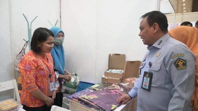 BAZAR RAMADAN : Sekretaris Jenderal Kemenkumham, Komjen Pol. Andap Budhi Revianto saat mengecek bazar ramadan, Senin (3/4/2023). (foto:ist)