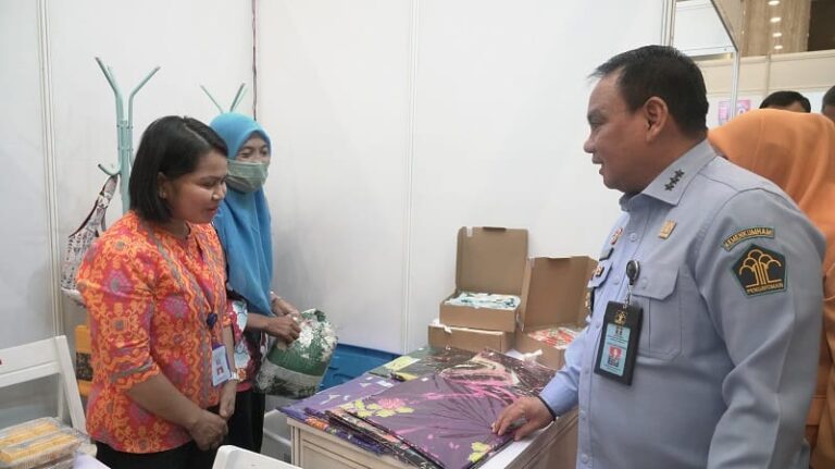 BAZAR RAMADAN : Sekretaris Jenderal Kemenkumham, Komjen Pol. Andap Budhi Revianto saat mengecek bazar ramadan, Senin (3/4/2023). (foto:ist)