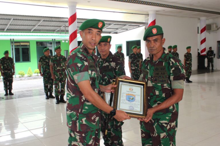 Komandan Kodim 1016/Palangka Raya Letkol Czi Wiwid Wahyu Hidayat pimpin Korp Raport pindah satuan 2 Perwira Menengah (Pamen) Kodim 1016/Palangka Raya di aula Makodim Jalan Ahmad Yani, Nomor 80, Kota Palangka Raya, Selasa (4/4/2023).