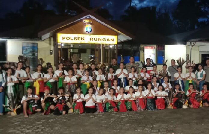 BERPOSE : Babinsa Koramil 1016-05/Rungan, Pelda Suwoto ketika berpose bersama penari, Minggu (30/4/2023). (foto:ist)