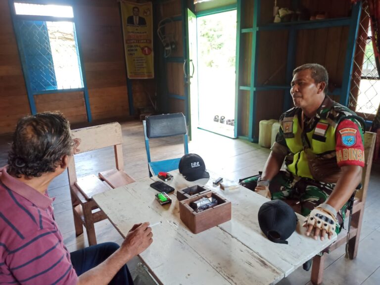 Datangi Tokoh Masyarakat, Babinsa Koramil Rungan Ajak Warga Peduli Lingkungan