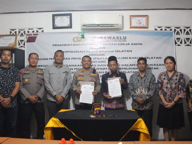 MoU : Kapolres Barsel, AKBP Yusfandi Usman ketika menunjukan MoU dengan Bawaslu, Kamis (11/5/2023). (foto:ist)