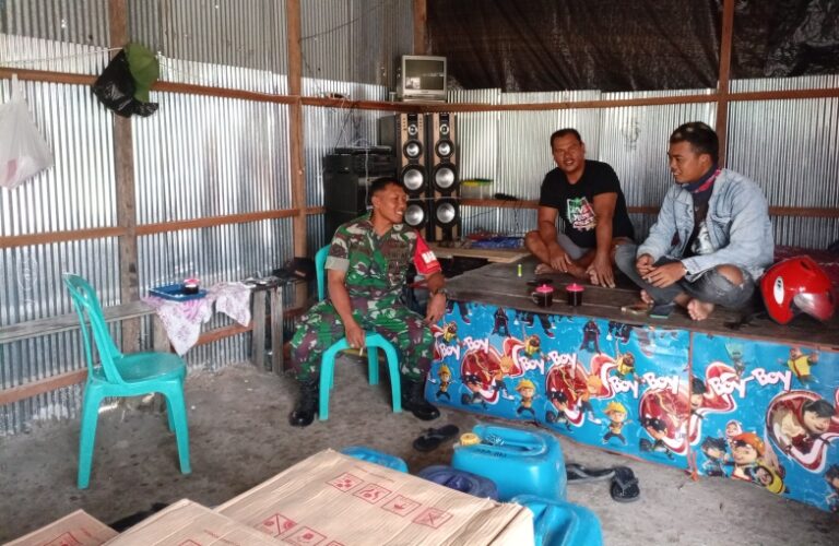 IMBAUAN : Babinsa Sepang ketika memberikan imbauan jaga kesehatan akibat suhu ekstrim, Minggu (7/5/2023). (foto:ist)