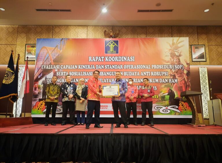 PENGHARGAAN : Kepala Rupbasan Palangka Raya, Meldy Putera saat menerima penghargaan dari Kakanwil Kemenkumham Kalteng,Hendra Eka Putera, Jumat (13/5/2023). (foto:ist)