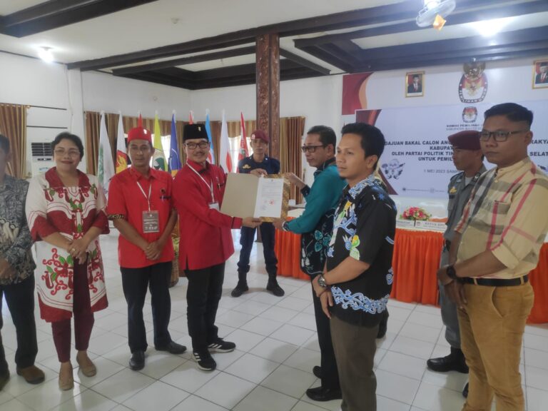 PENDAFTARAN : Ketua DPC PDIP-Perjuangan Barsel, HM Farid Yusran.MM ketika menyerahkan berkas pendaftaran bacaleg, di KPU Barsel, Kamis (11/5/2023). (foto:ist)