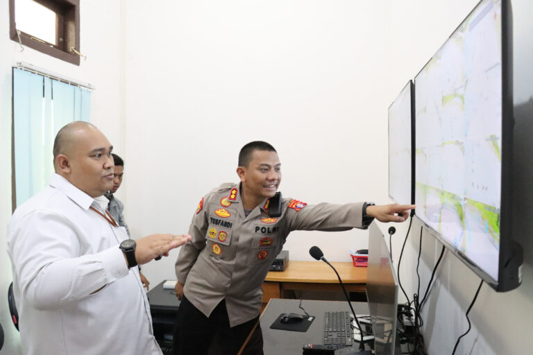 TUNJUKAN PELAYANAN : Kapolres Barsel, AKBP Yusfandi Usman ketika menunjukan salah satu layanan yang ada di Polres Barsel, Senin (26/6/2023). (foto:ist)