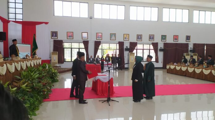 PELANTIKAN : Ketua DPRD Kabupaten Seruyan, Zuli Eko Prasetyo saat memimpin pelantikan PAW anggota dprd, di Aula DPRD, Senin (12/6/2023). (foto:apr)