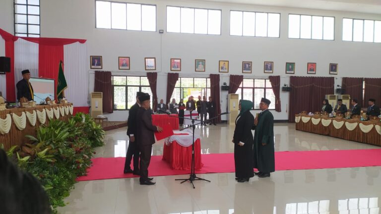 PELANTIKAN : Ketua DPRD Kabupaten Seruyan, Zuli Eko Prasetyo saat memimpin pelantikan PAW anggota dprd, di Aula DPRD, Senin (12/6/2023). (foto:apr)