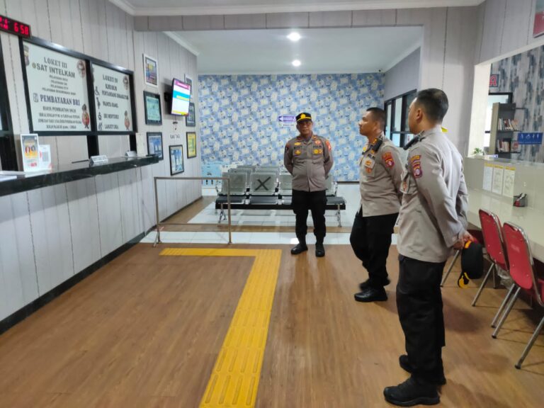 Kapolres Barito Selatan (Barsel), Polda Kalteng, AKBP Yusfandi Usman, S.I.K., M.I.K., rutin melakukan quality control atau mengentrol kualitas pelayanan publik (yanlik) yang ada di Mapolres, Senin (12/16/2023) pagi.