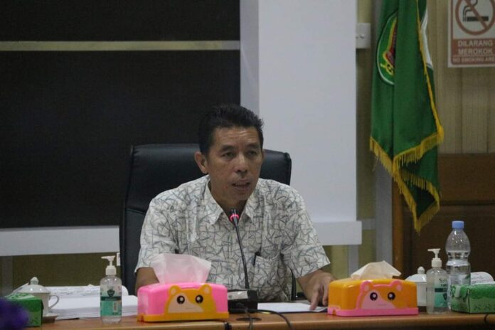 aswin RAPAT : Wakil Ketua II Dewan Perwakilan Rakyat Daerah (DPRD) Seruyan, M. Aswin saat mengikuti rapat, belum lama ini. (foto:apri)