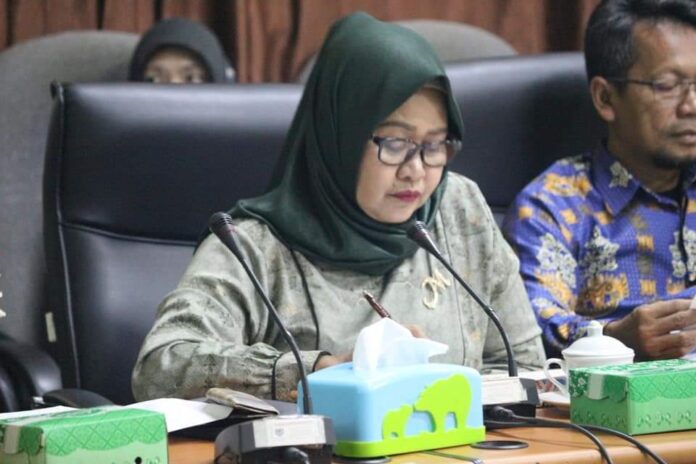 PARIPURNA : Wakil Ketua Komisi C DPRD Kabupaten Seruyan, Masfuatun ketika mengikuti paripurna, belum lama ini. (foto:apr)