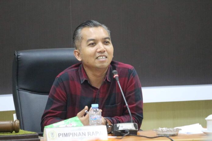 PIMPIN RAPAT : Ketua DPRD Kabupaten Seruyan, Zuli Eko Prasetyo saat memimpin rapat, belum lama ini. (foto:apr)