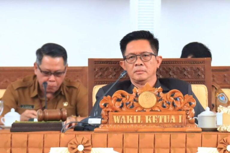 Wakil Ketua I DPRD Kabupaten Seruyan, H. Bambang Yantoko saat memimpin rapat paripurna.