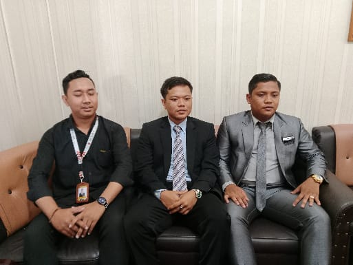 WAWANCARA: Kuasa Hukum Abdurrahman, Jefriko Seran saat diwawancarai awak media, di PN Palangka Raya, Selasa (11/7/2023). (foto:pri)