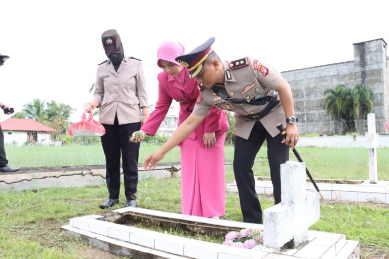ZIARAH : Kapolres Barsel, AKBP Yusfandi Usman beserta istri dan jajaran melakukan ziarah dalam rangka Hari Bhayangkara ke 77, Jumat (30/6/2023). (foto:ist)