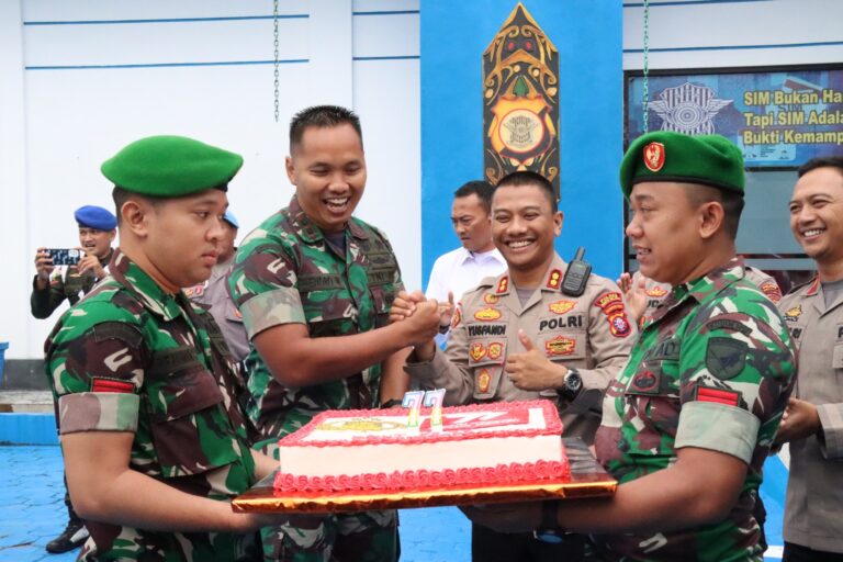 SINERGITAS: Dandim, Letkol Inf Hendro Wicaksono, S.I.P. ketika memberikan kejutan ke Polres Barsel yang disambut Kapolres Barsel, AKBP Yusfandi Usman dalam rangkat Hari Bhayangkara, Senin (3/7/2023). (foto:ist)
