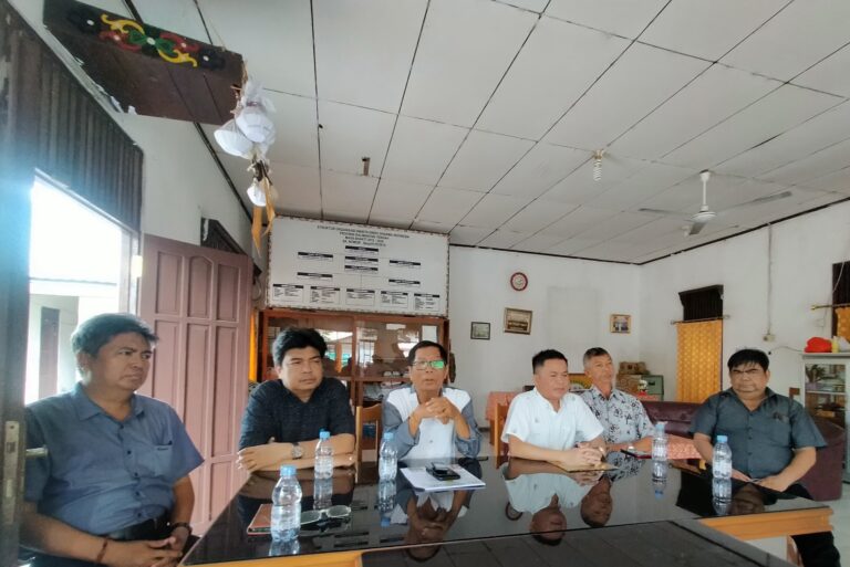 Adi Kuasa Hukum dan Drs Walter S Penyang ketua MB-AHK serta jajarannya saat konferensi pers di Sekretariat Agama Hindu Kaharingan pusat Palangka Raya, Sabtu sore, 1 Juli 2023