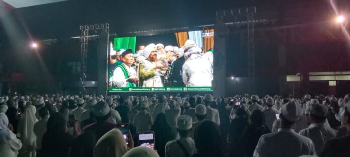 TABLIGH AKBAR: Terlihat para jamaah sangat antusias menghadiri tabligh akbar Al-Habib Umar Bin Hafidz didampingi Gubernur Kalteng, Sugianto Sabran, di Stadion Tuah Pahoe, Rabu (23/8/2023). (Foto: supri)