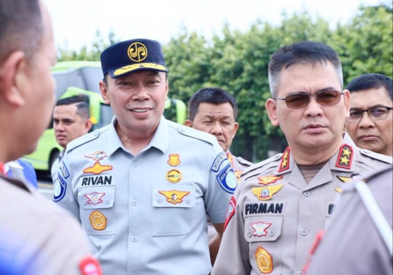 Kakorlantas Polri, Irjen. Pol. Firman Shantyabudi dan Direktur Utama Jasa Raharja, Rivan A. Purwantono.