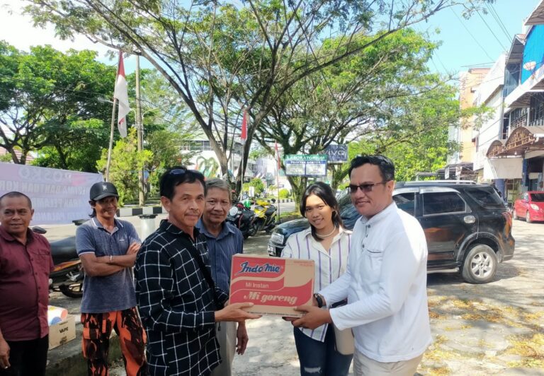 Jhondri F.S dan Lovina  Berikan Bantuan Kemanusiaan bagi Korban Kebakaran di Flamboyan Bawah